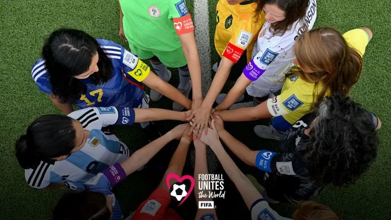 一“臂”之力踢走歧視，2023女足世界杯用足球團結(jié)世界