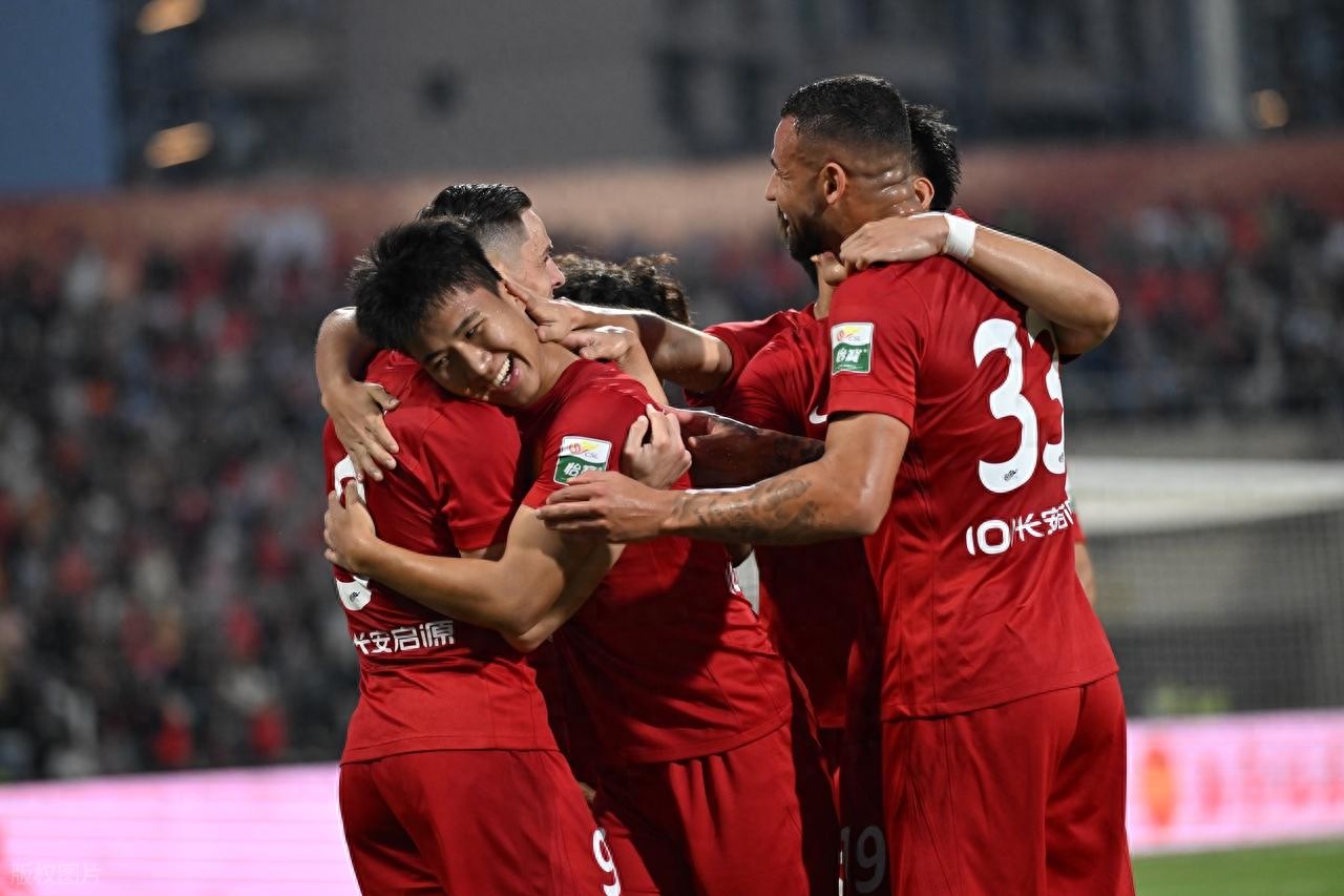2-1！1-0！中超瘋狂一夜！銅梁龍登頂，申花滅海港，最新排名出爐
