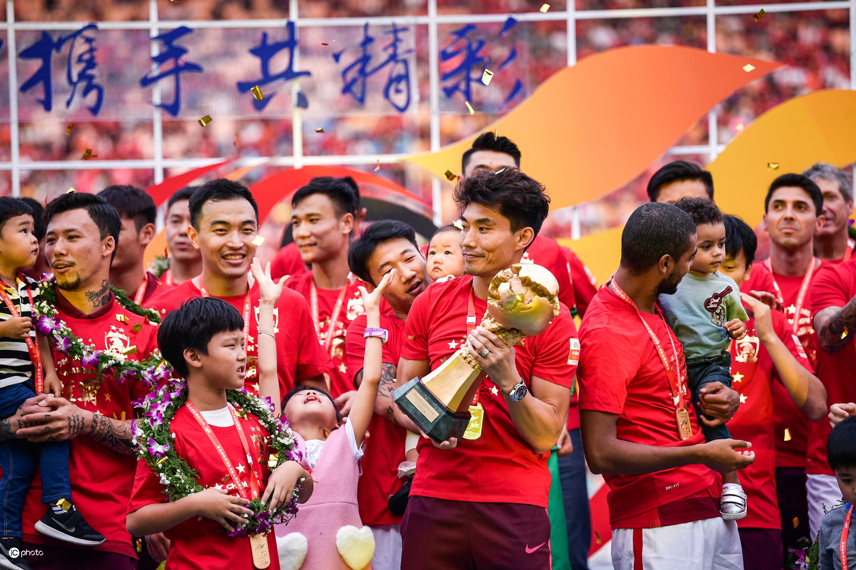 10座火神杯成中國足壇第一人！回顧鄭智職業生涯的10次聯賽冠軍