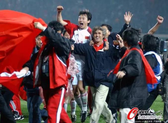 國足沖擊世界杯歷史_于根偉制勝球圓夢_20年前中國男足世界杯出線之夜