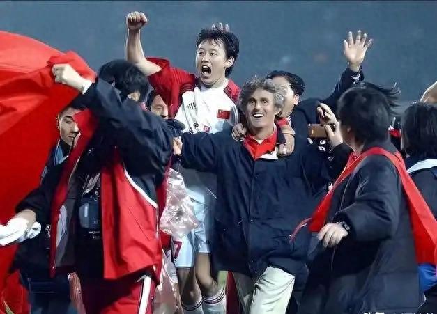 2002國足征戰世界杯，深陷死亡之組，已成足壇絕版巔峰