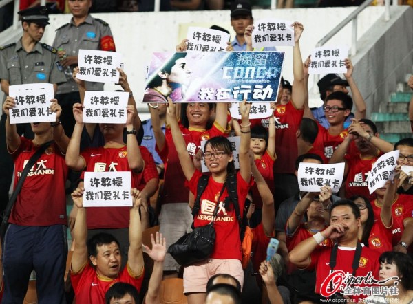 廣州球迷拉橫幅挽留孔卡 恒大核心揮手致謝回應